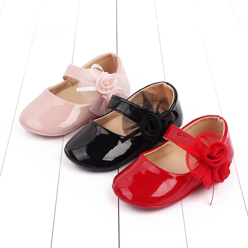 Zapatos de bebé con flor