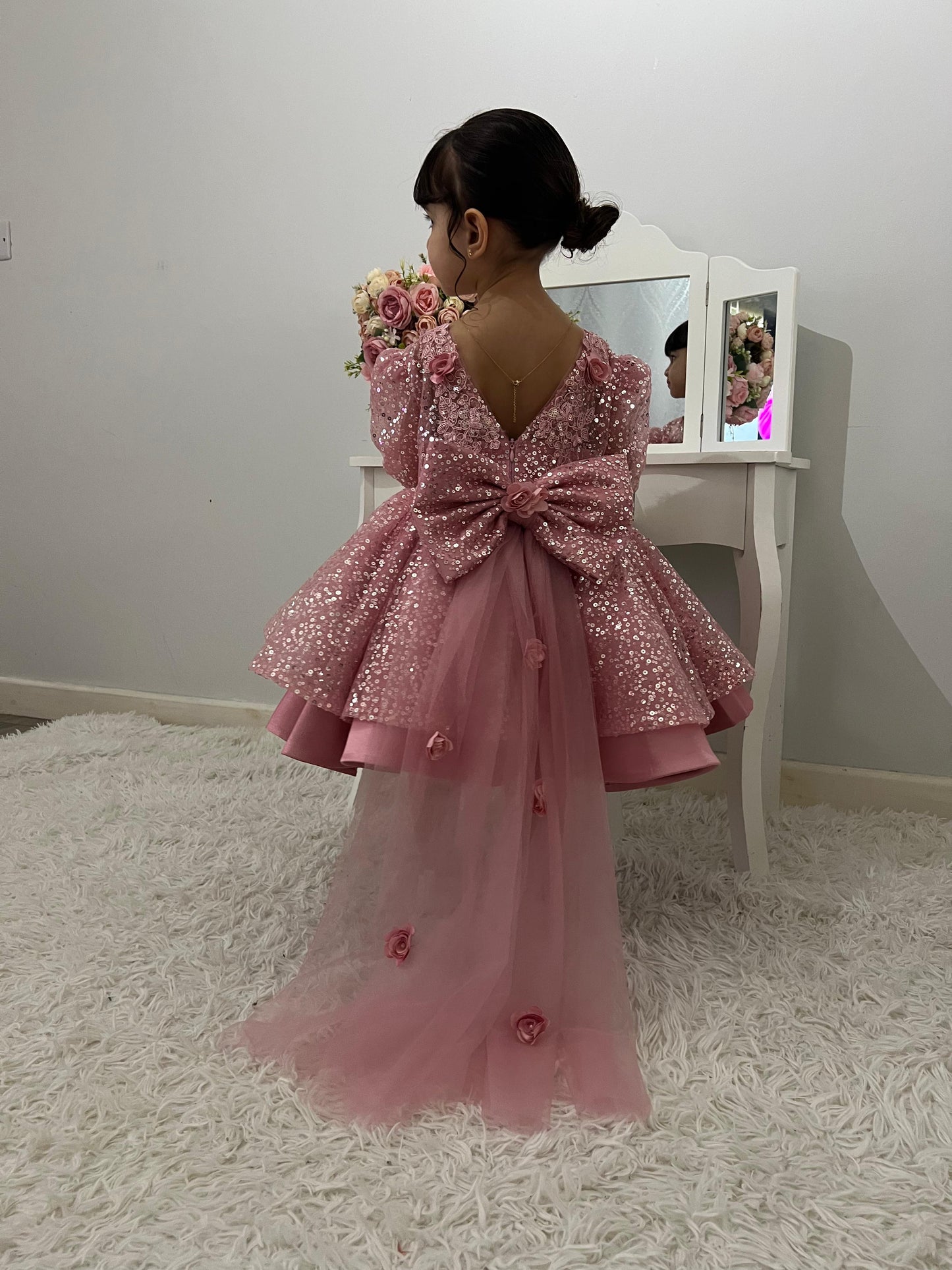 فستان حفلات لامع للبنات مزين بفيونكة