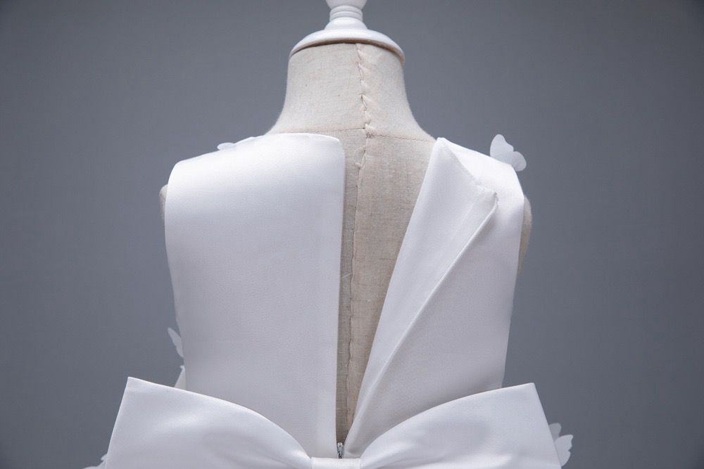 Vestido infantil con mariposas y lazo
