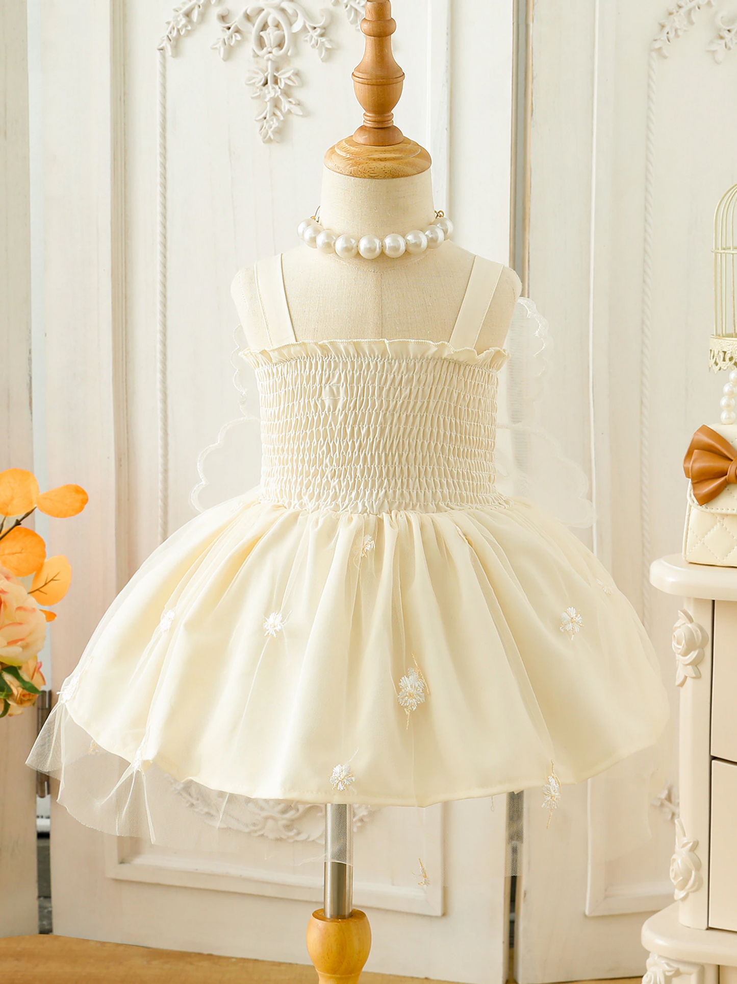 Vestido bordado con alas de mariposa