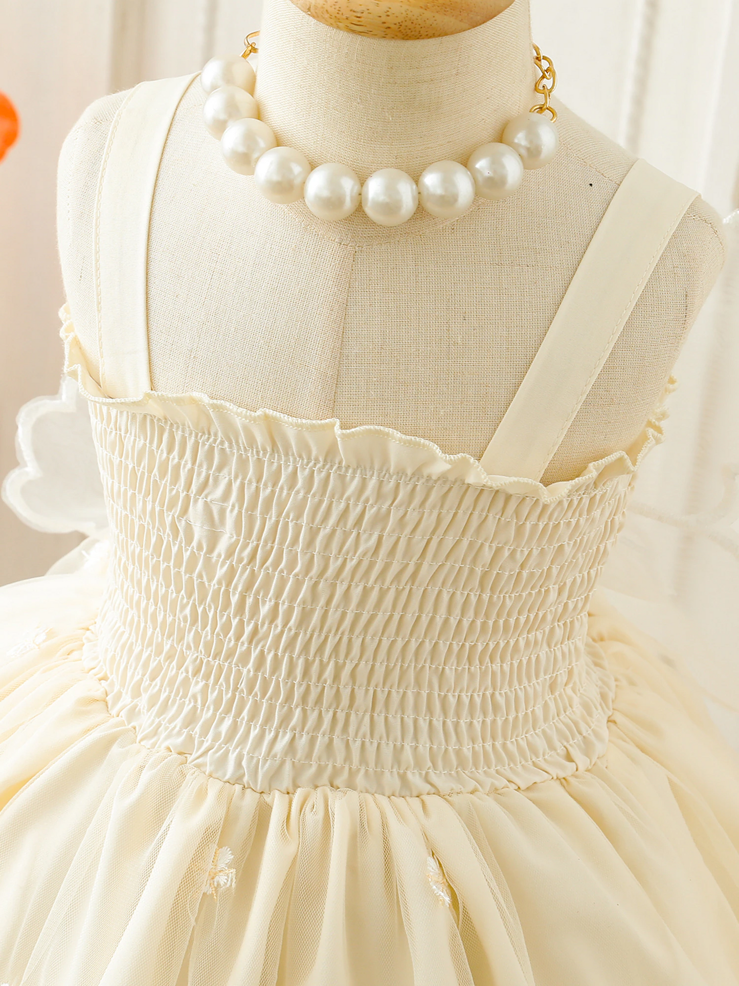 Vestido bordado con alas de mariposa