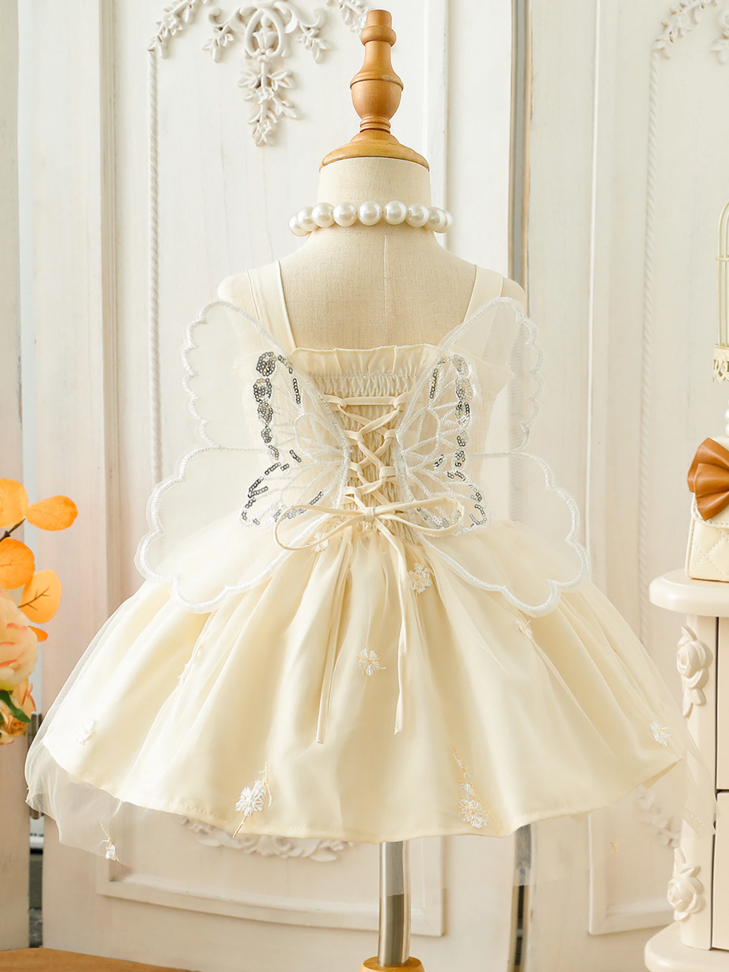 Vestido bordado con alas de mariposa