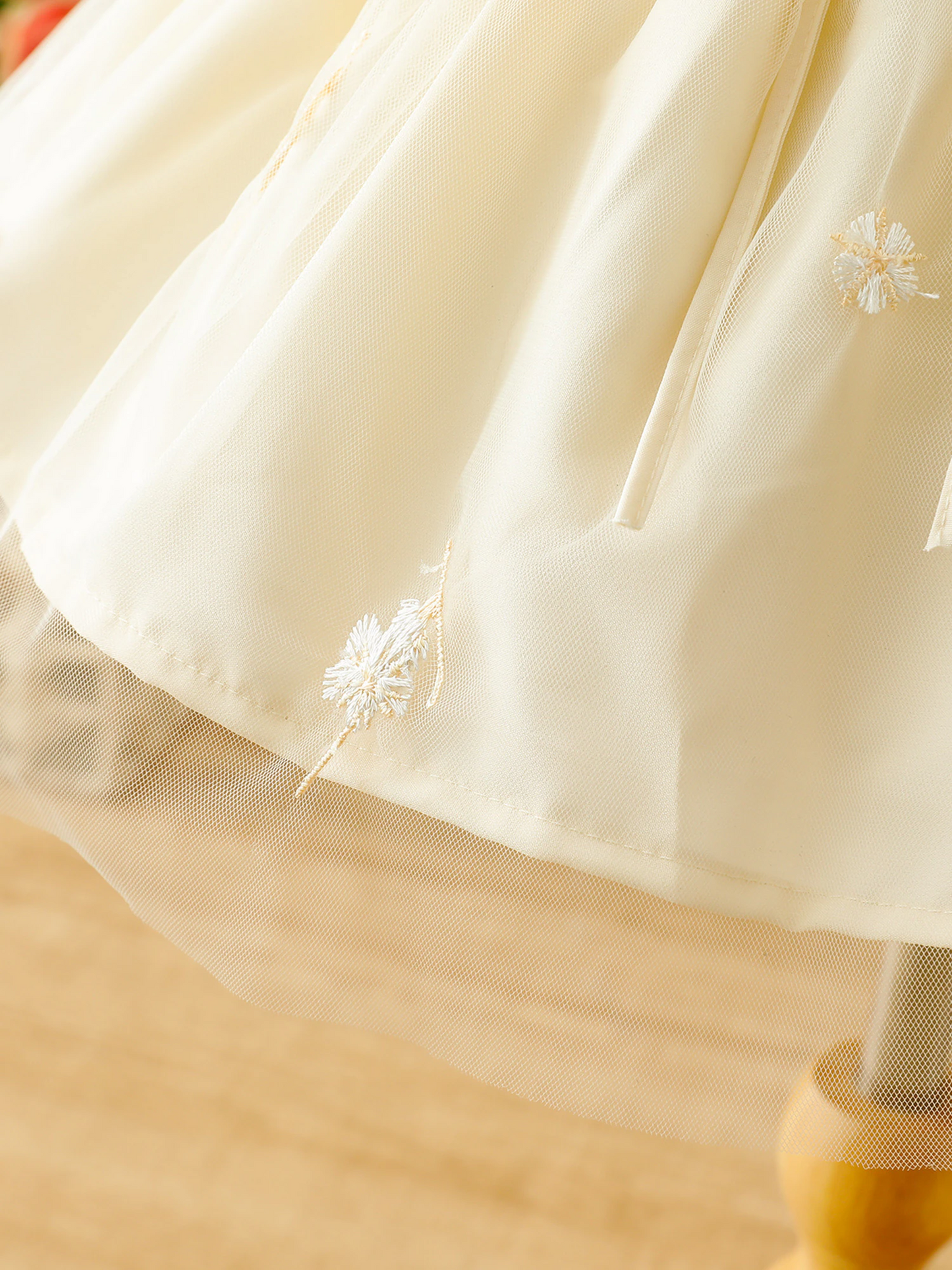 Vestido bordado con alas de mariposa