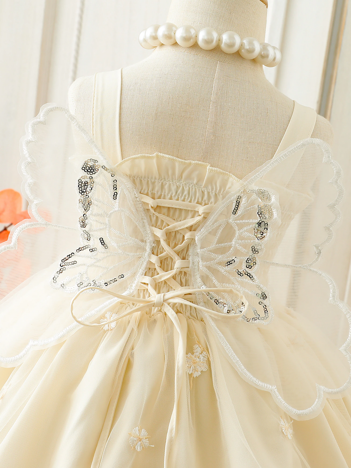 Vestido bordado con alas de mariposa