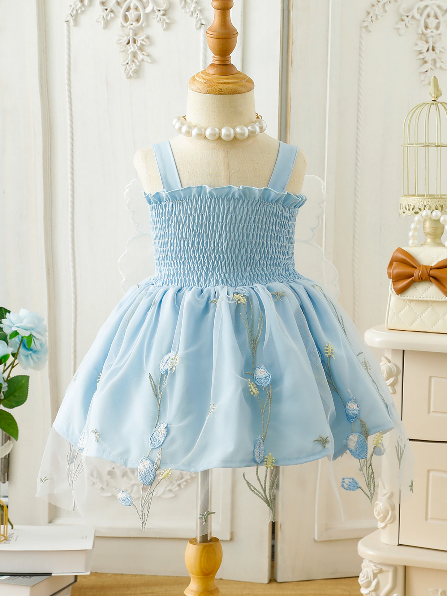 Vestido bordado con alas de mariposa