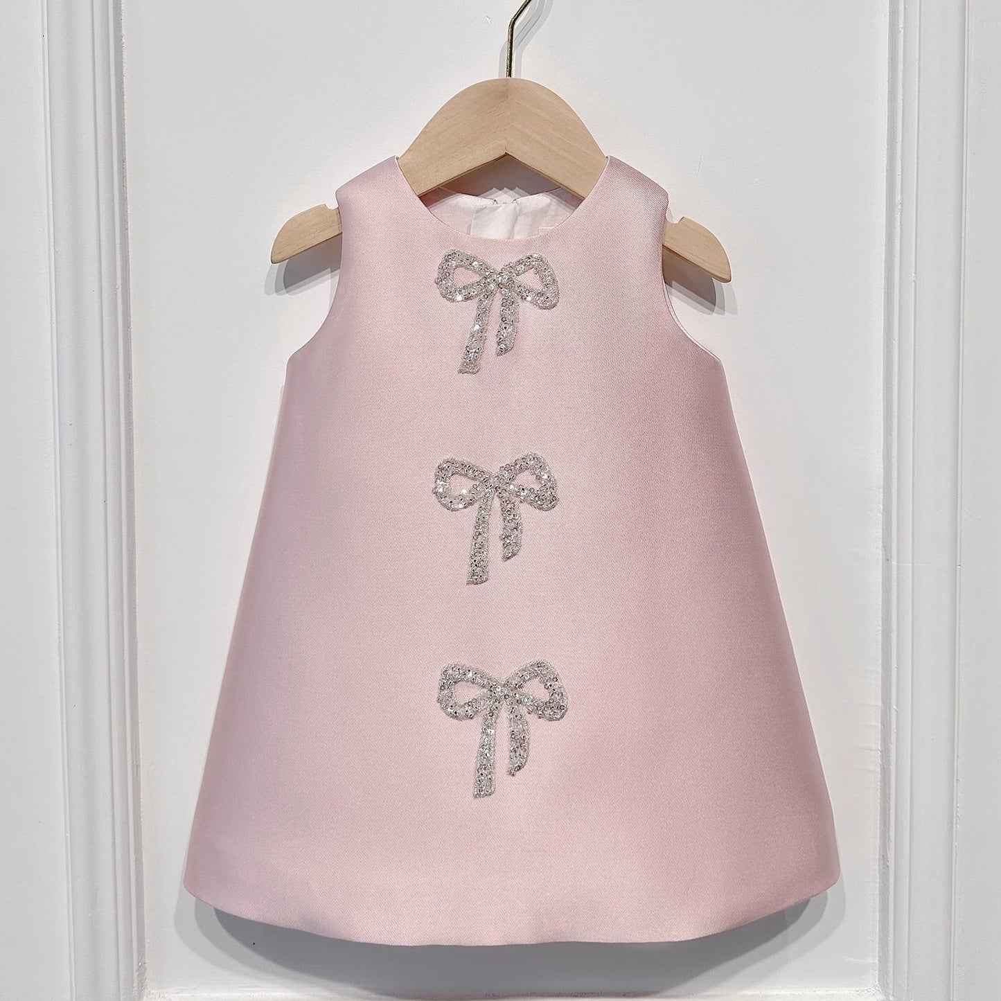 Vestido infantil con lazos brillantes