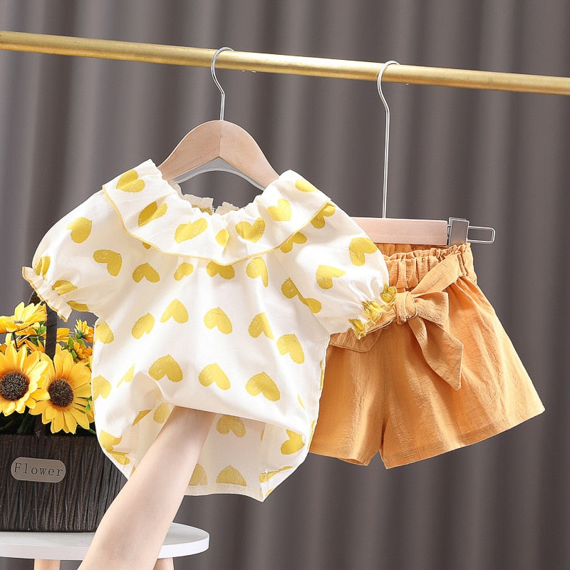 Conjunto de verano infantil con corazones
