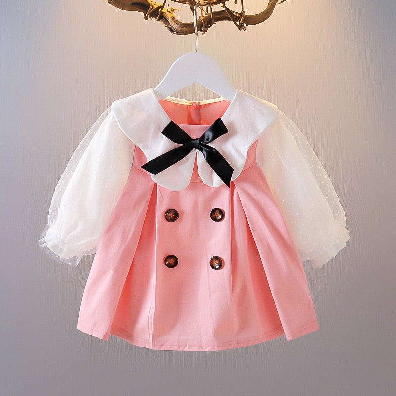 Vestido infantil vintage con encaje negro y botones.