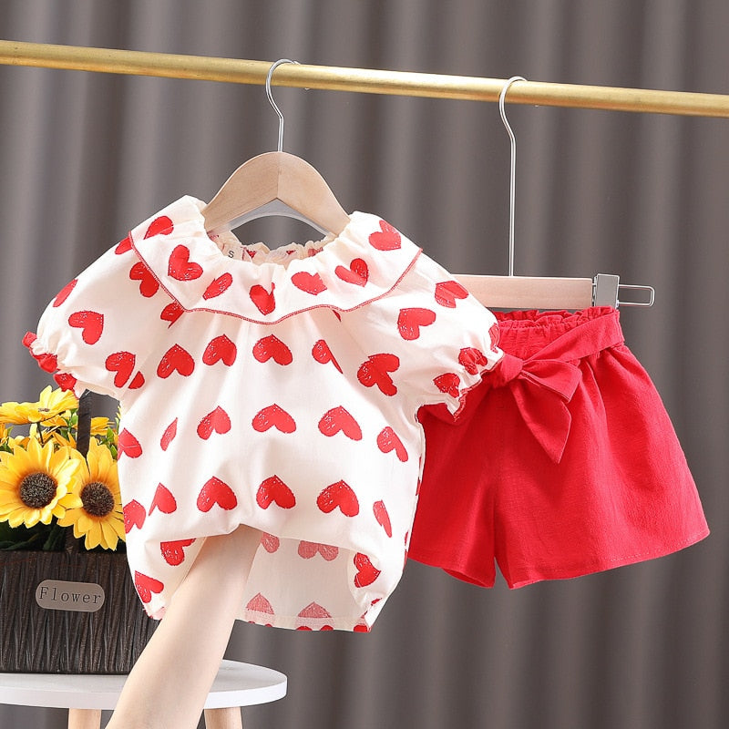 Conjunto de verano infantil con corazones