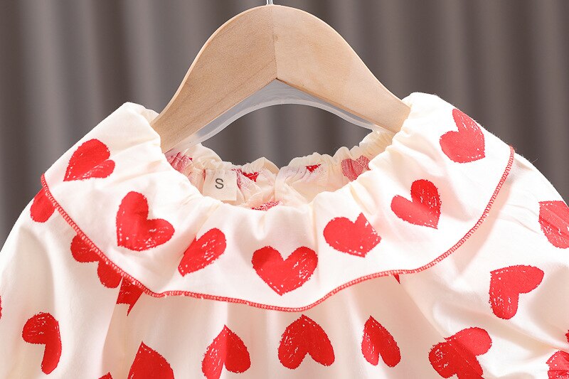 Conjunto de verano infantil con corazones