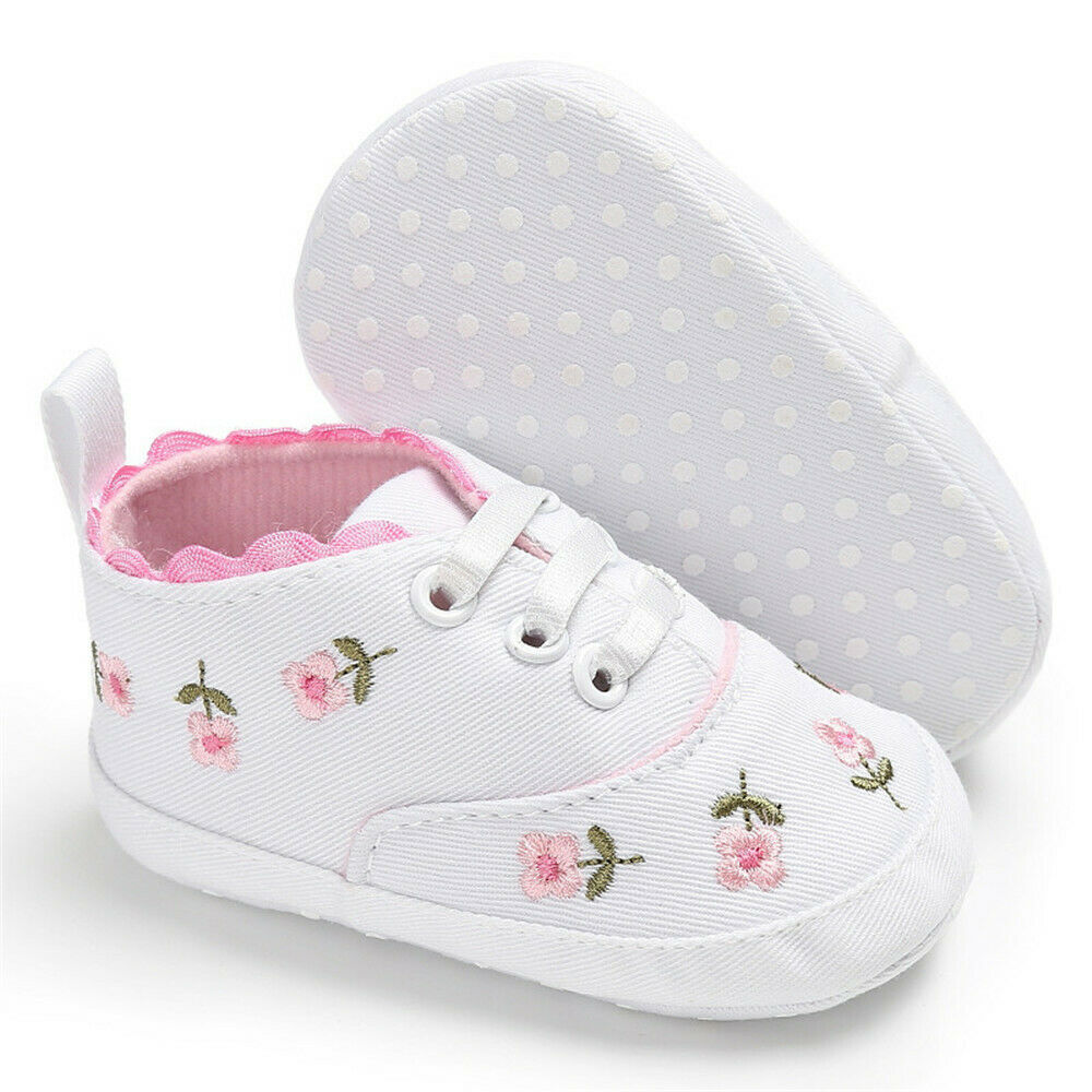Zapatillas de bebé niña con flores bordadas