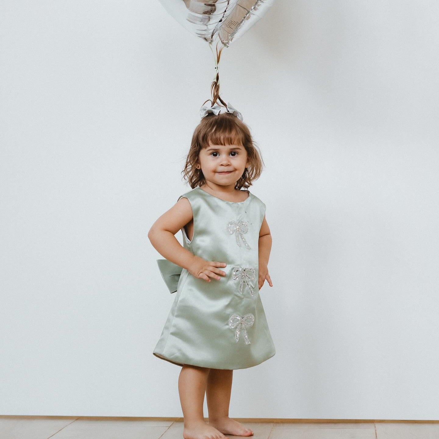 Vestido infantil con lazos brillantes