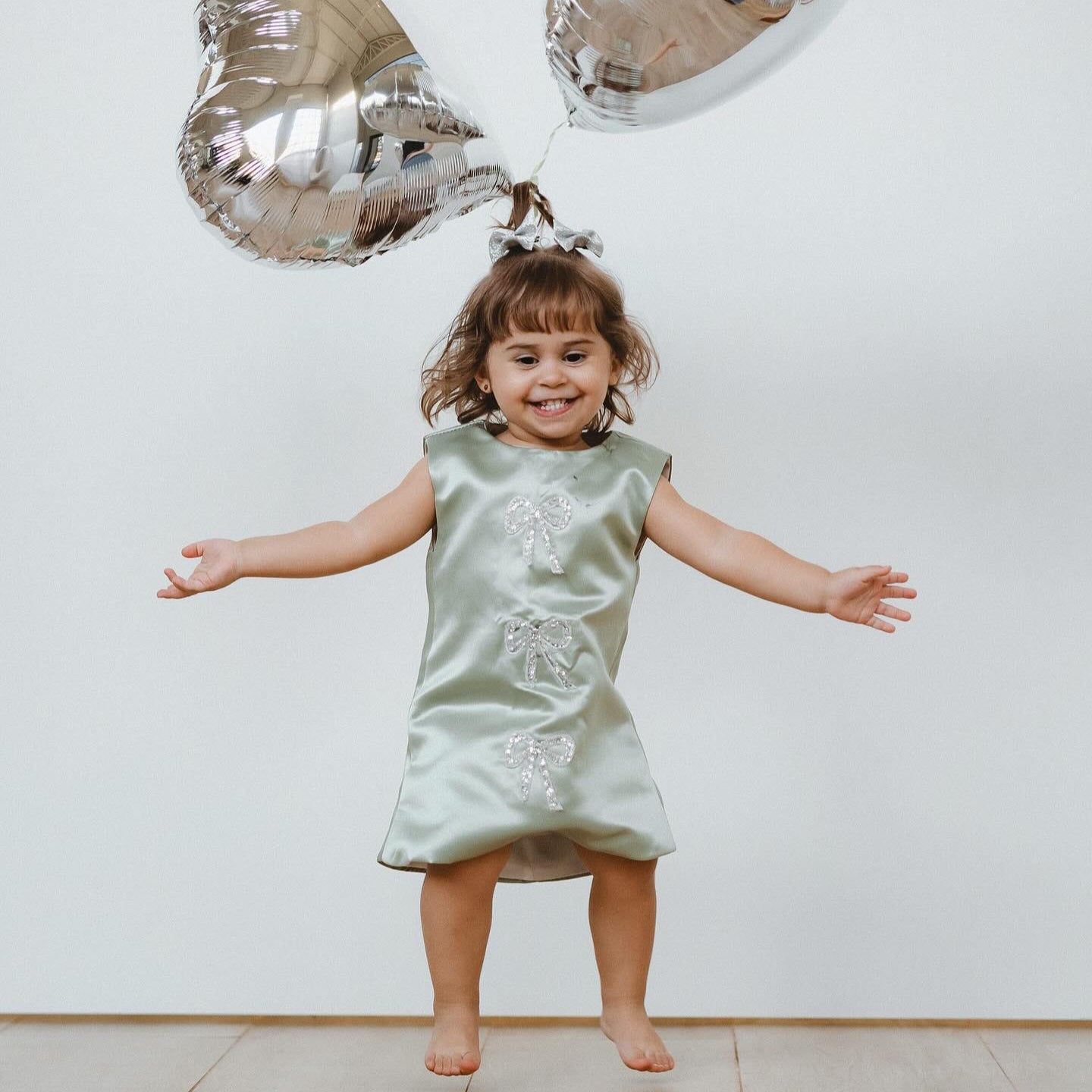 Vestido infantil con lazos brillantes