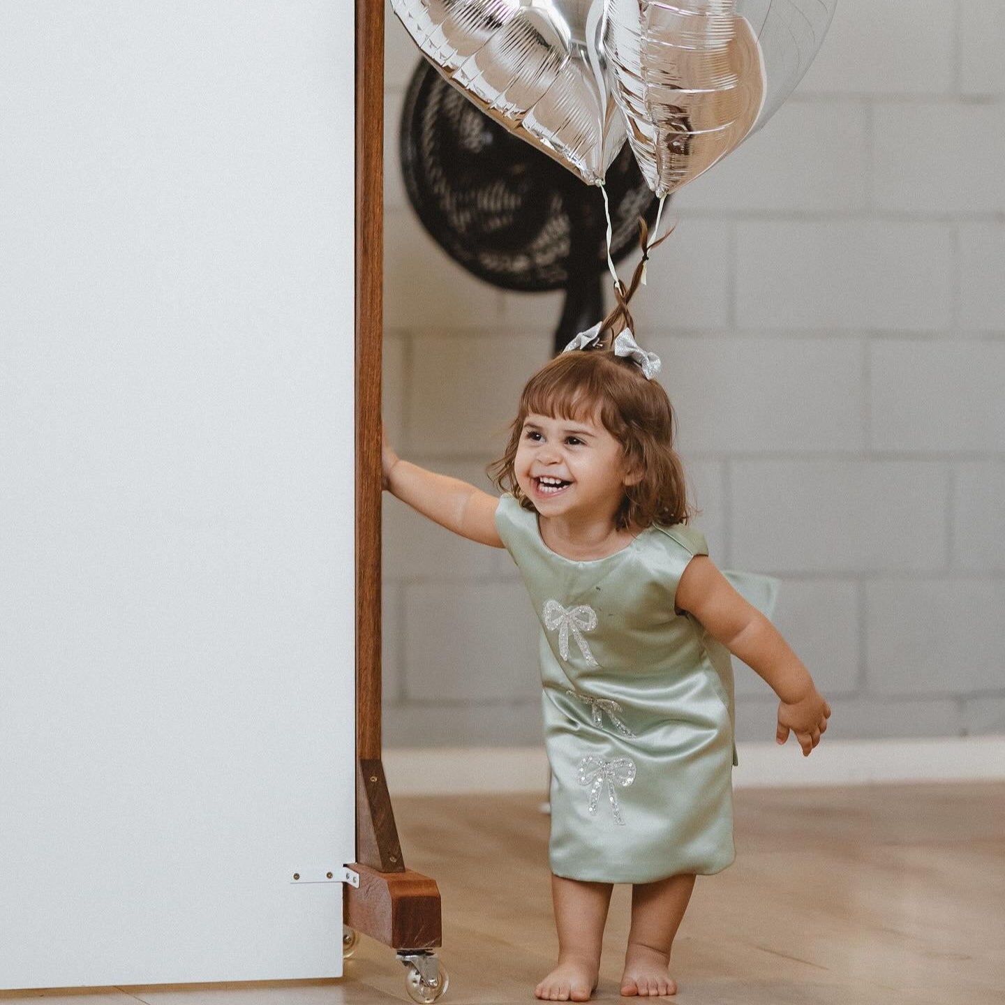 Vestido infantil con lazos brillantes
