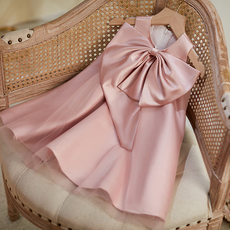 Vestido infantil con lazo rosa