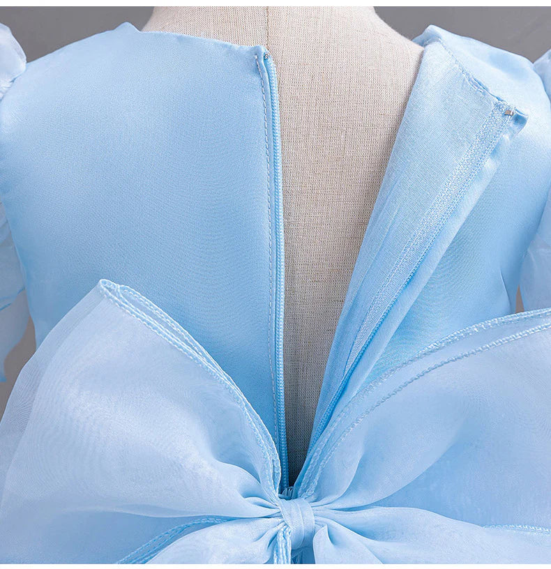 Vestido de fiesta infantil con flores y mangas voladoras