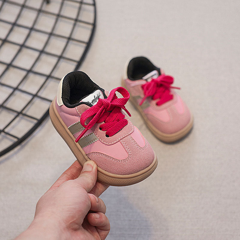 Zapatillas de tenis para niños con cordones y rayas