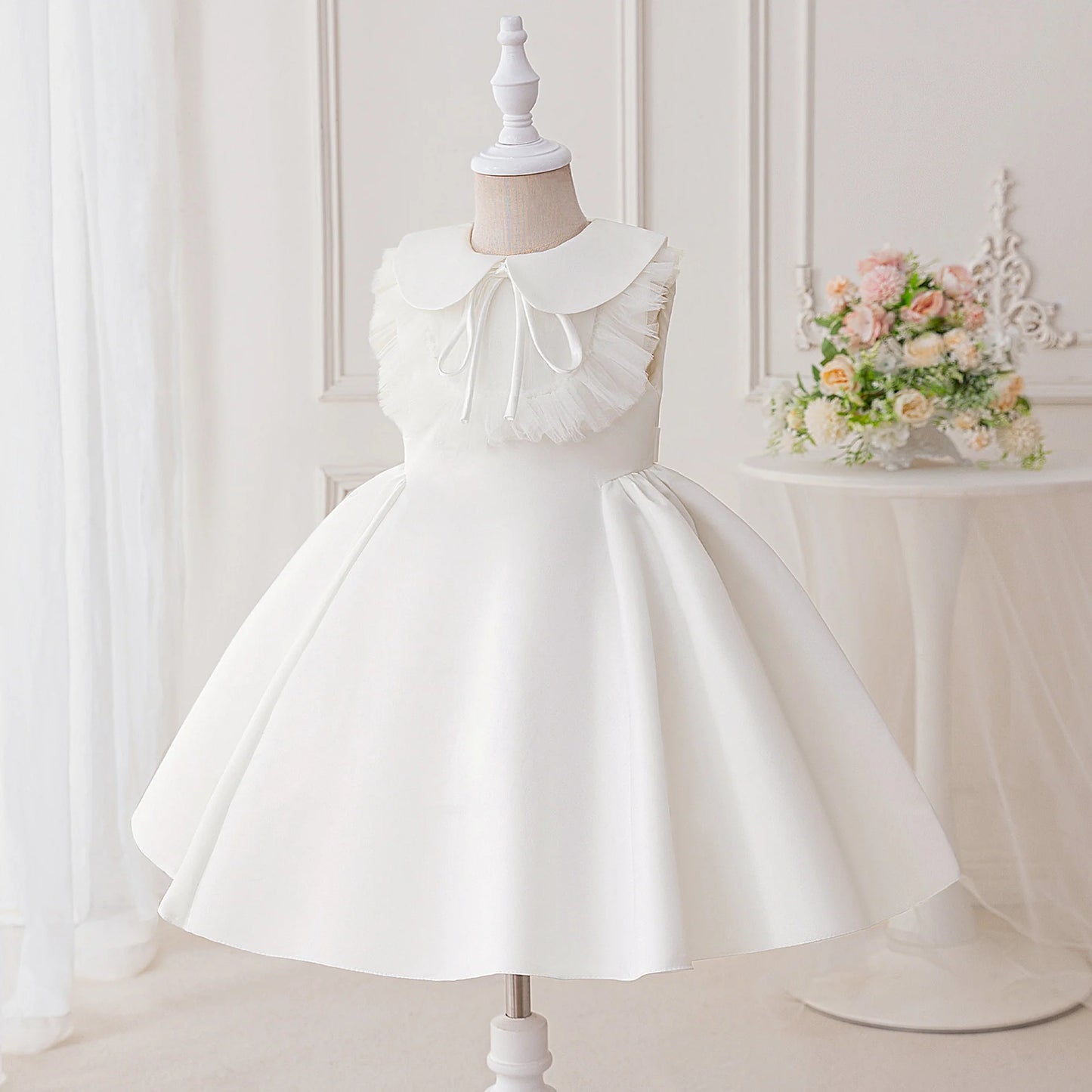 Vestido infantil blanco con cuello