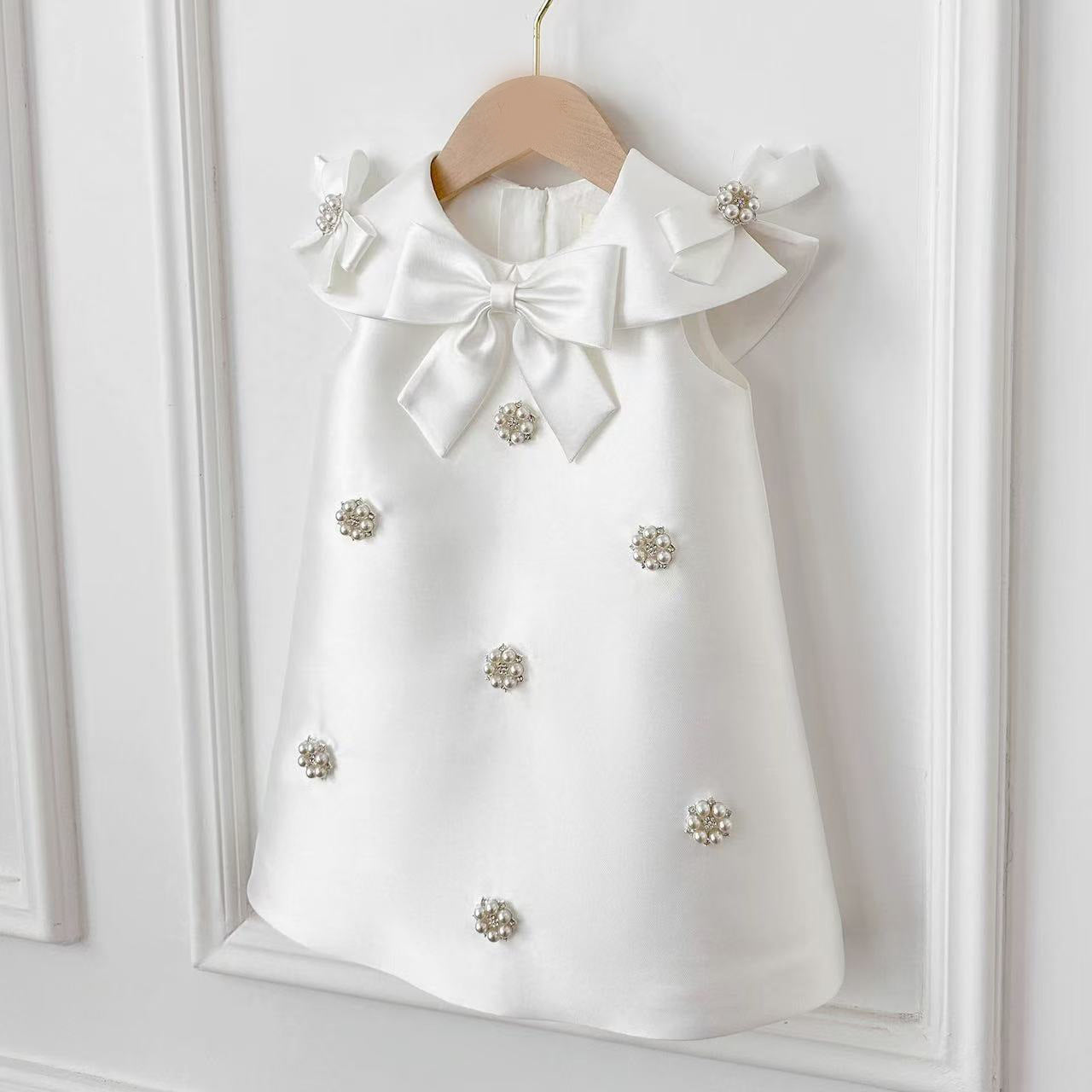 Vestido infantil de encaje y perlas