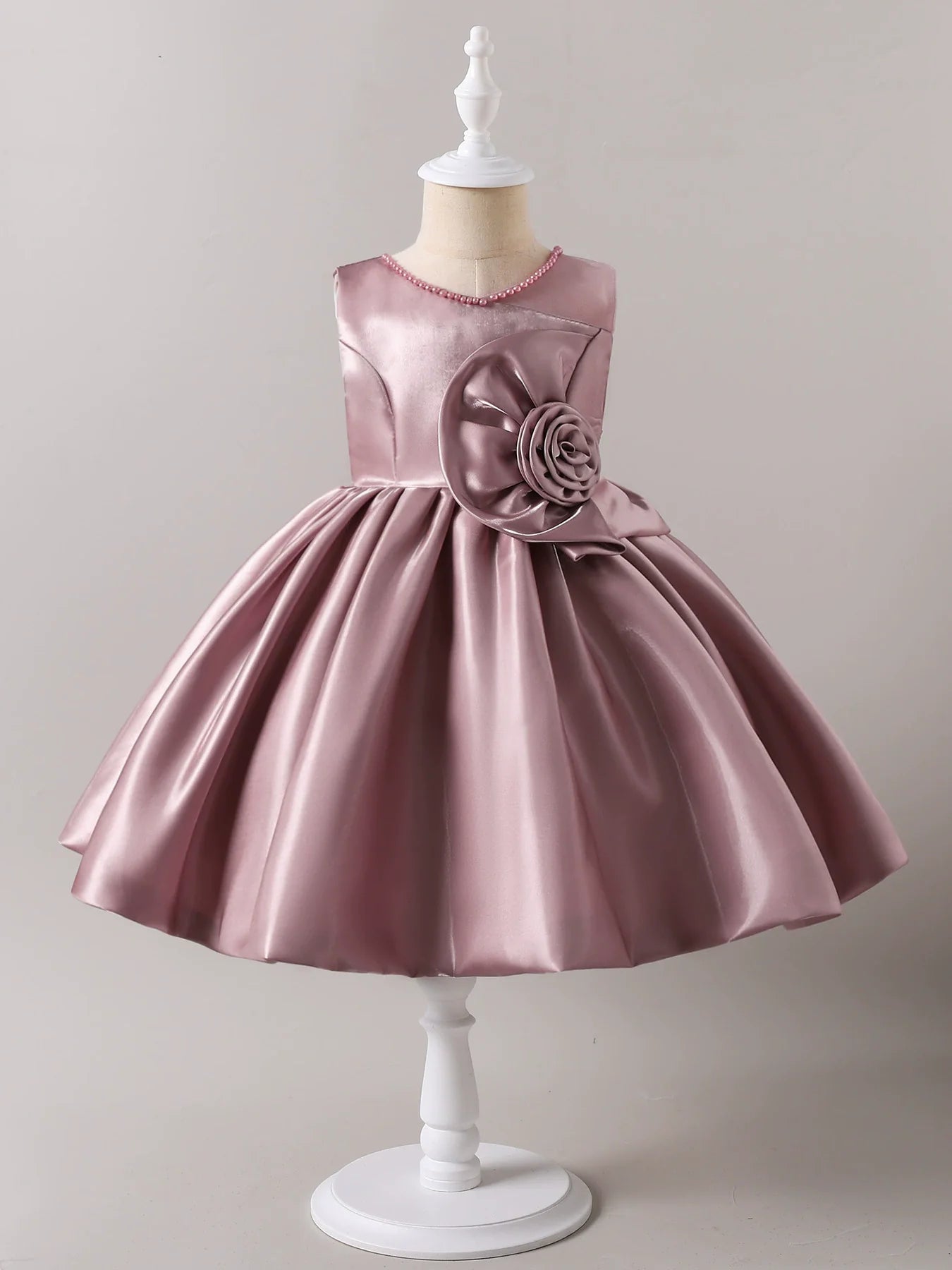 Vestido de fiesta con flores de perla