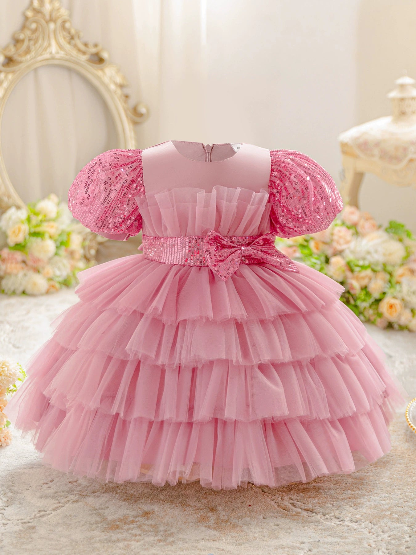 Vestido infantil de tul con capas y lazo