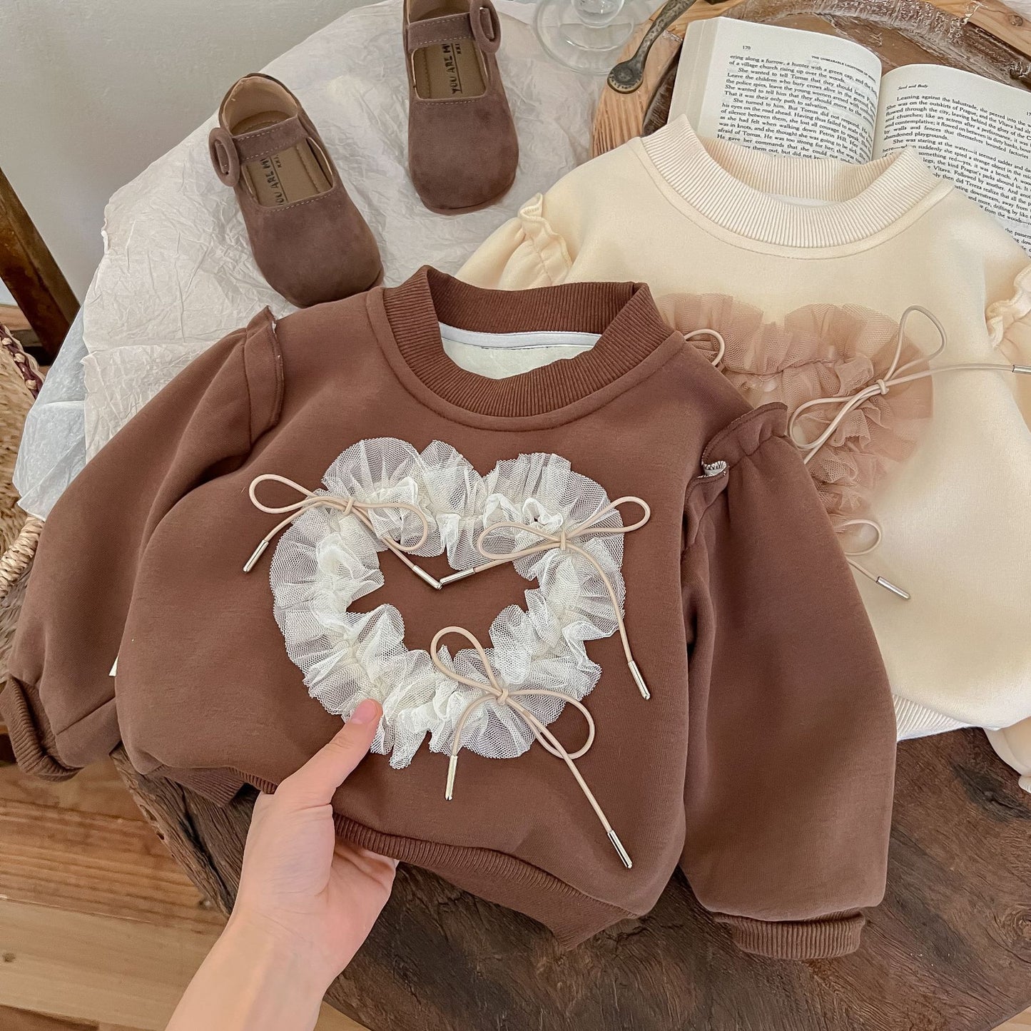Blusa infantil para mujer con detalle de cordón