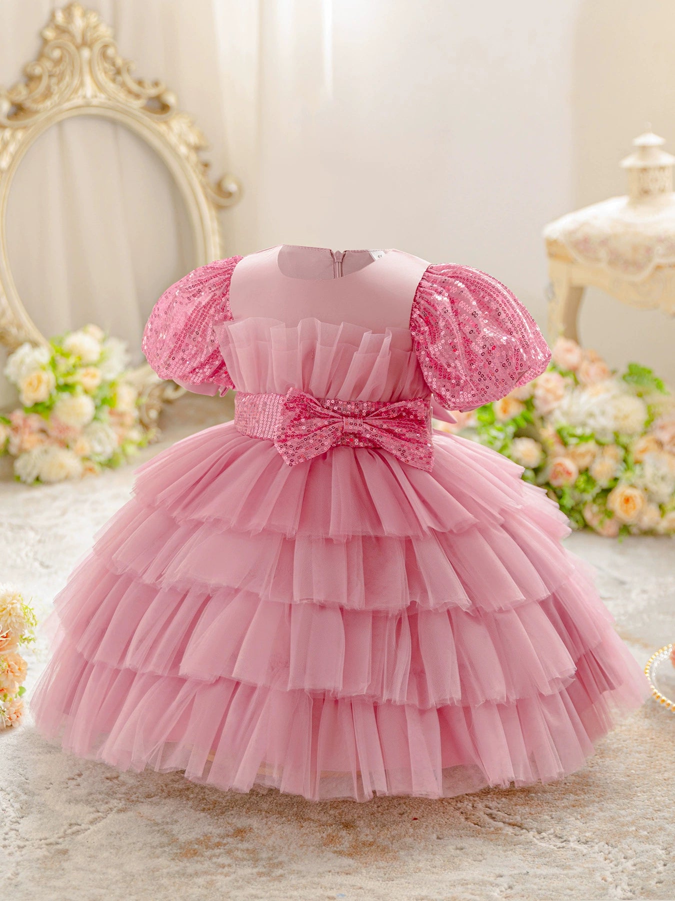 Vestido infantil de tul con capas y lazo
