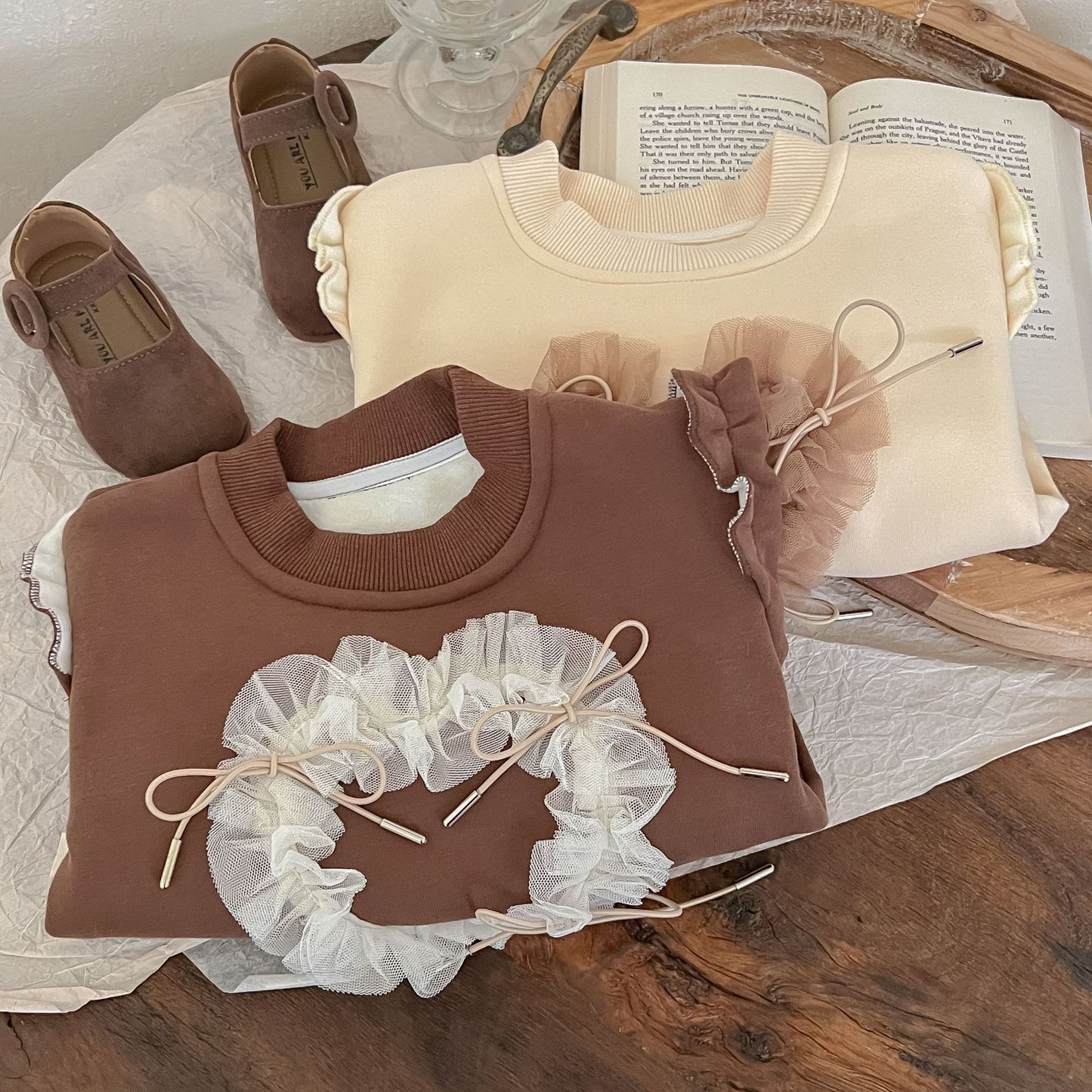 Blusa infantil para mujer con detalle de cordón