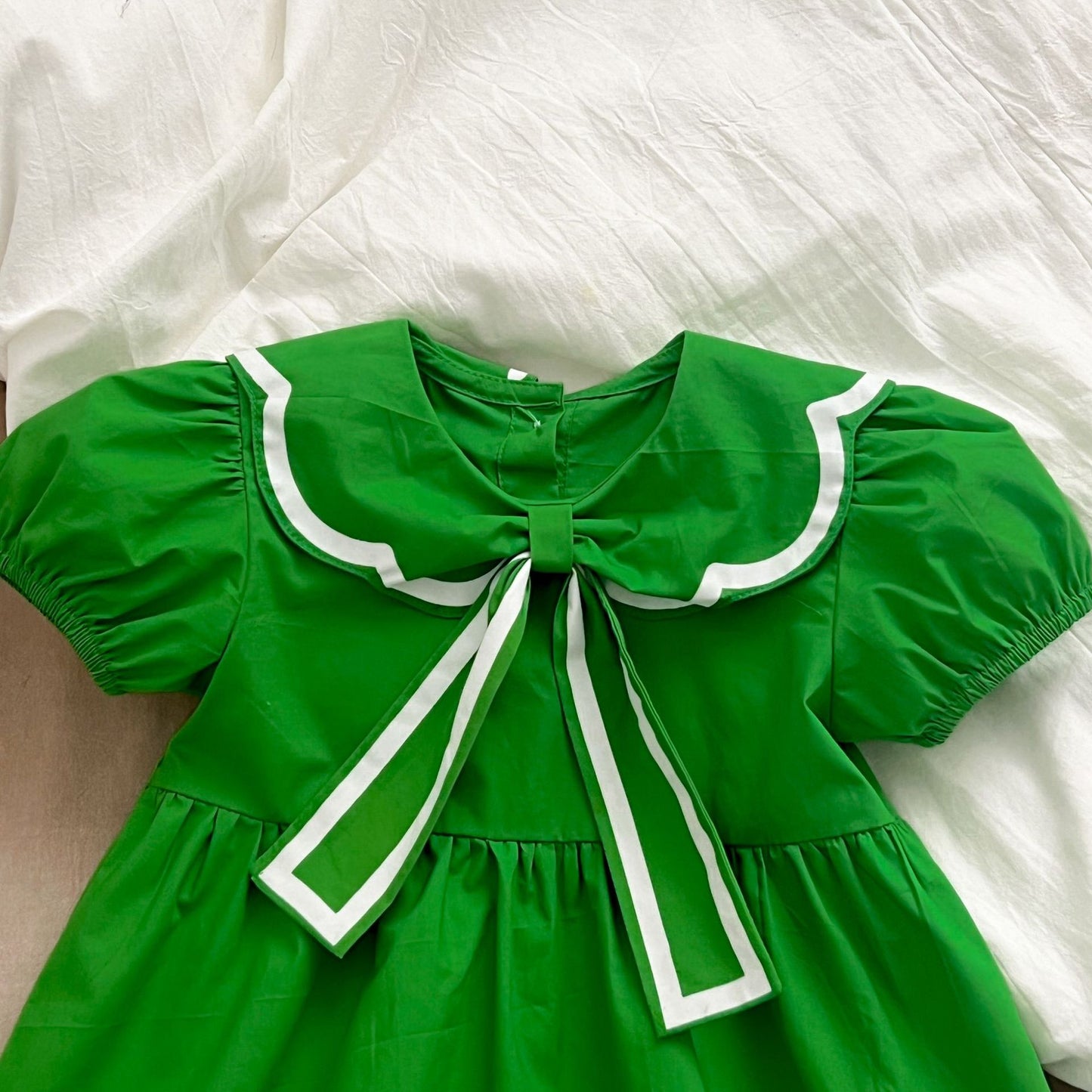 Vestido infantil con lazo verde