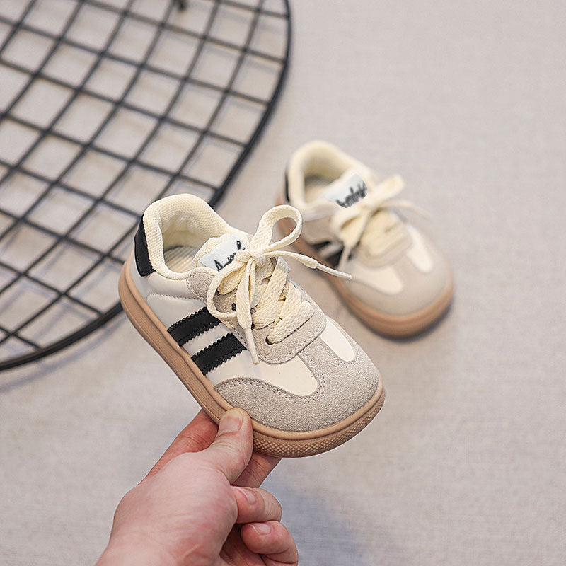 Zapatillas de tenis para niños con cordones y rayas
