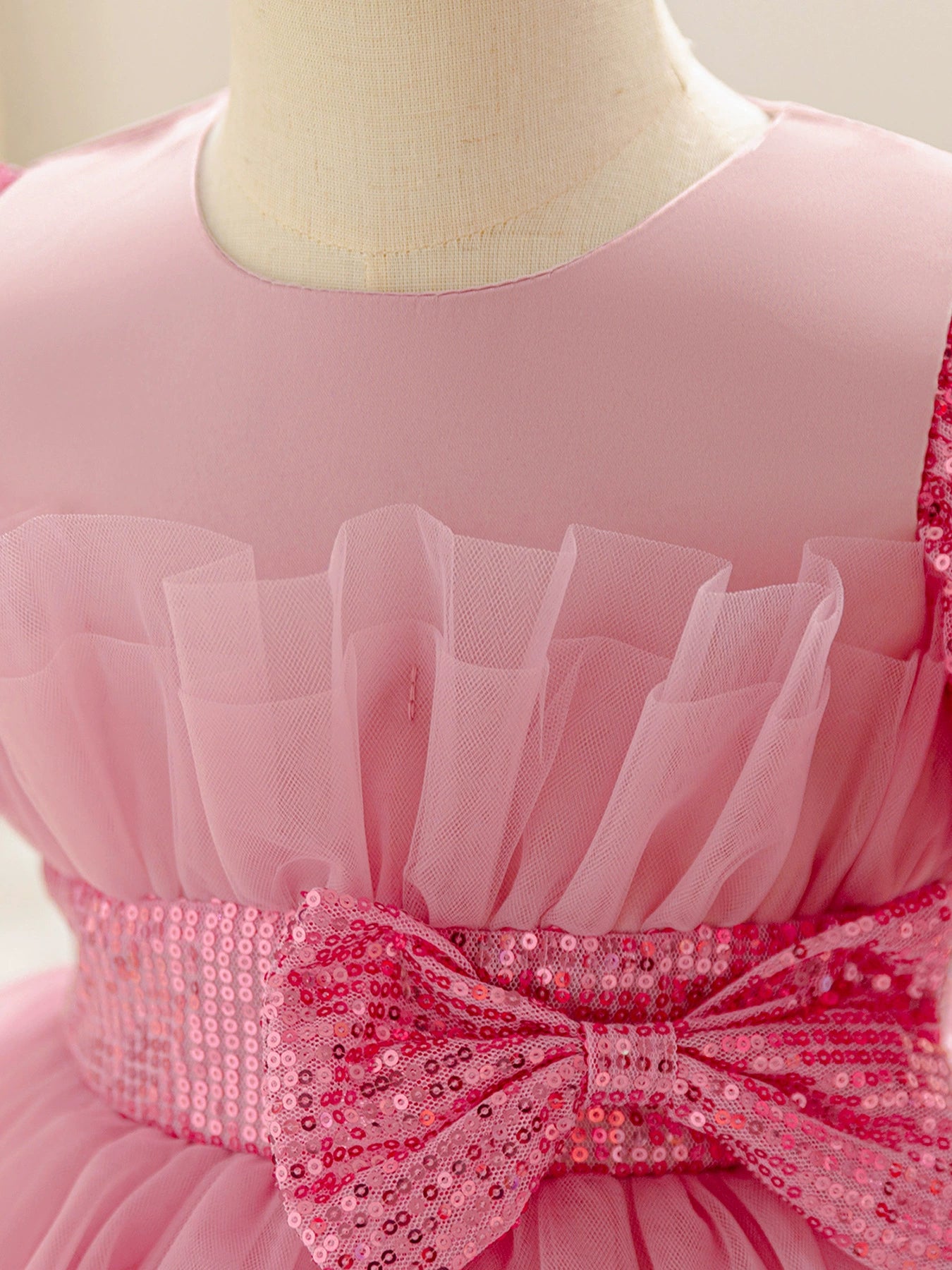 Vestido infantil de tul con capas y lazo