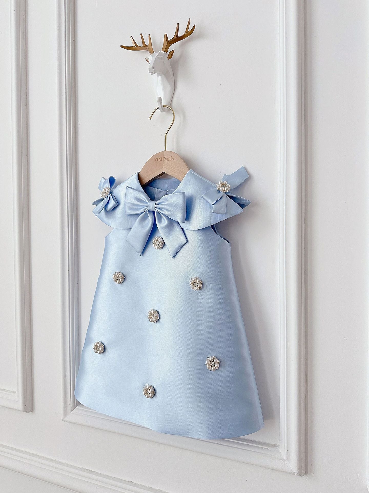 Vestido infantil de encaje y perlas