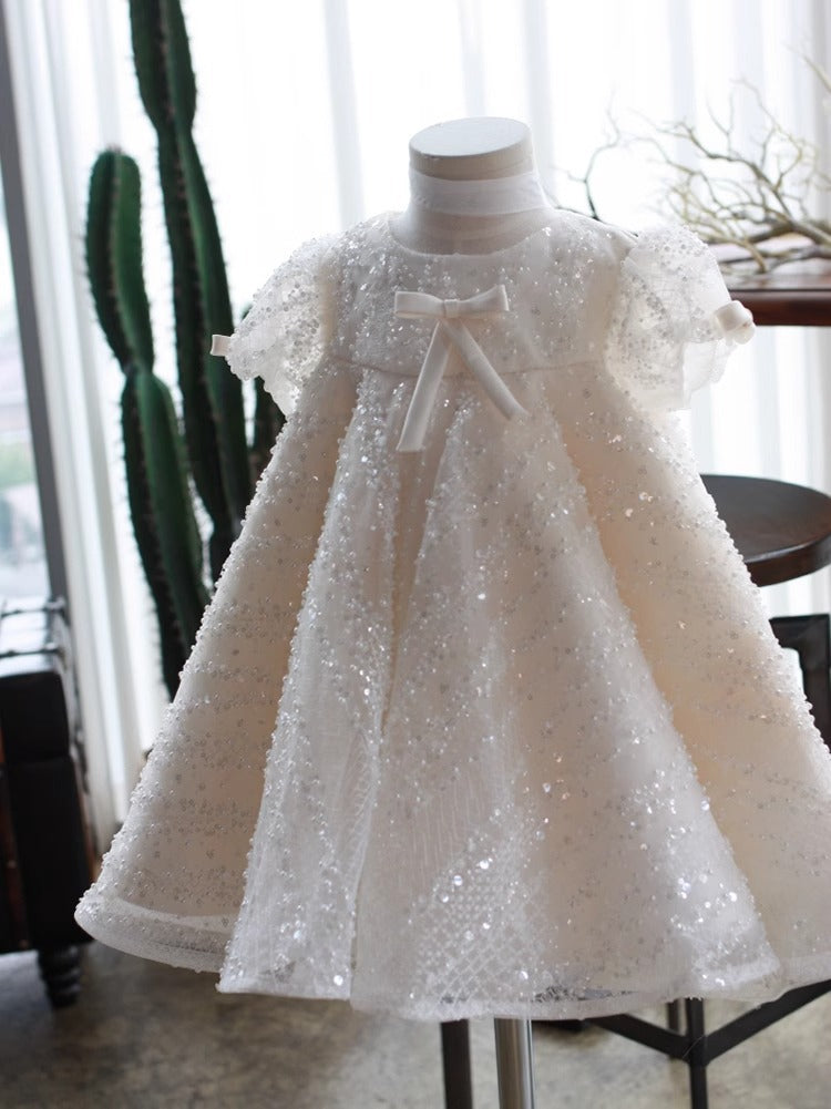 Vestido infantil con lazo brillante