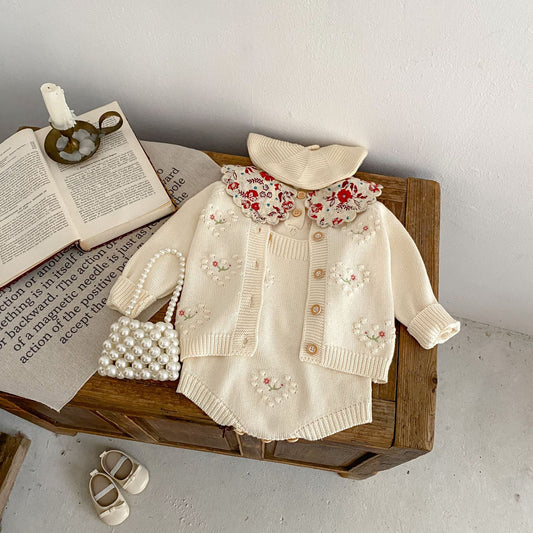 Conjunto de punto con flores para niña