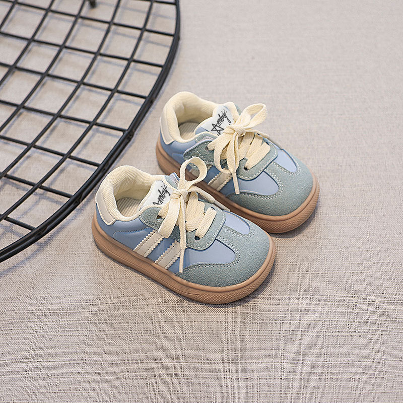 Zapatillas de tenis para niños con cordones y rayas