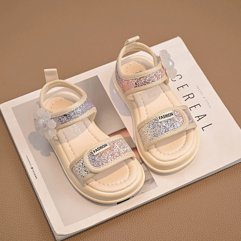 Sandalias infantiles con flores brillantes