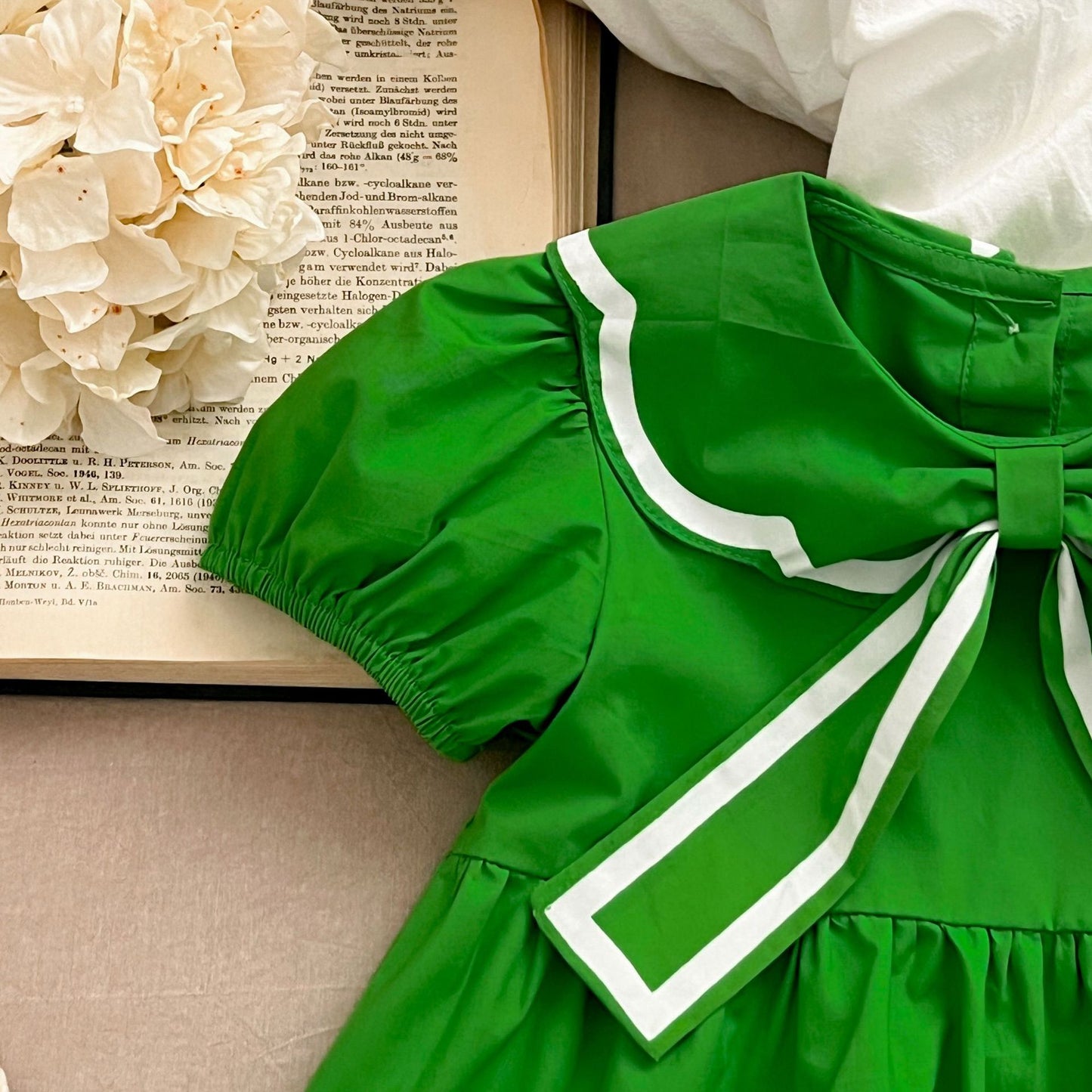 Vestido infantil con lazo verde