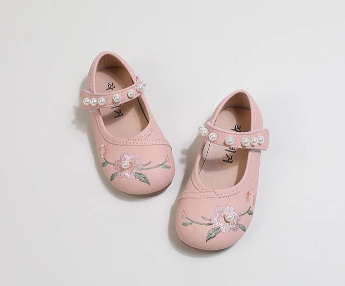 Bailarinas para niña con pequeñas flores y perlas
