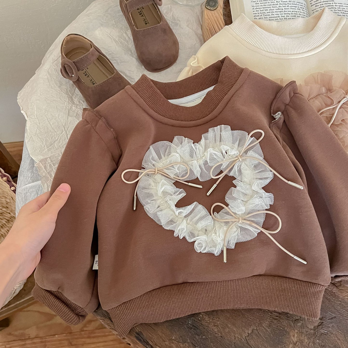 Blusa infantil para mujer con detalle de cordón