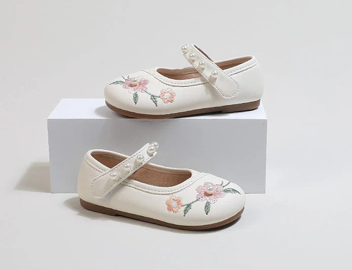Bailarinas para niña con pequeñas flores y perlas