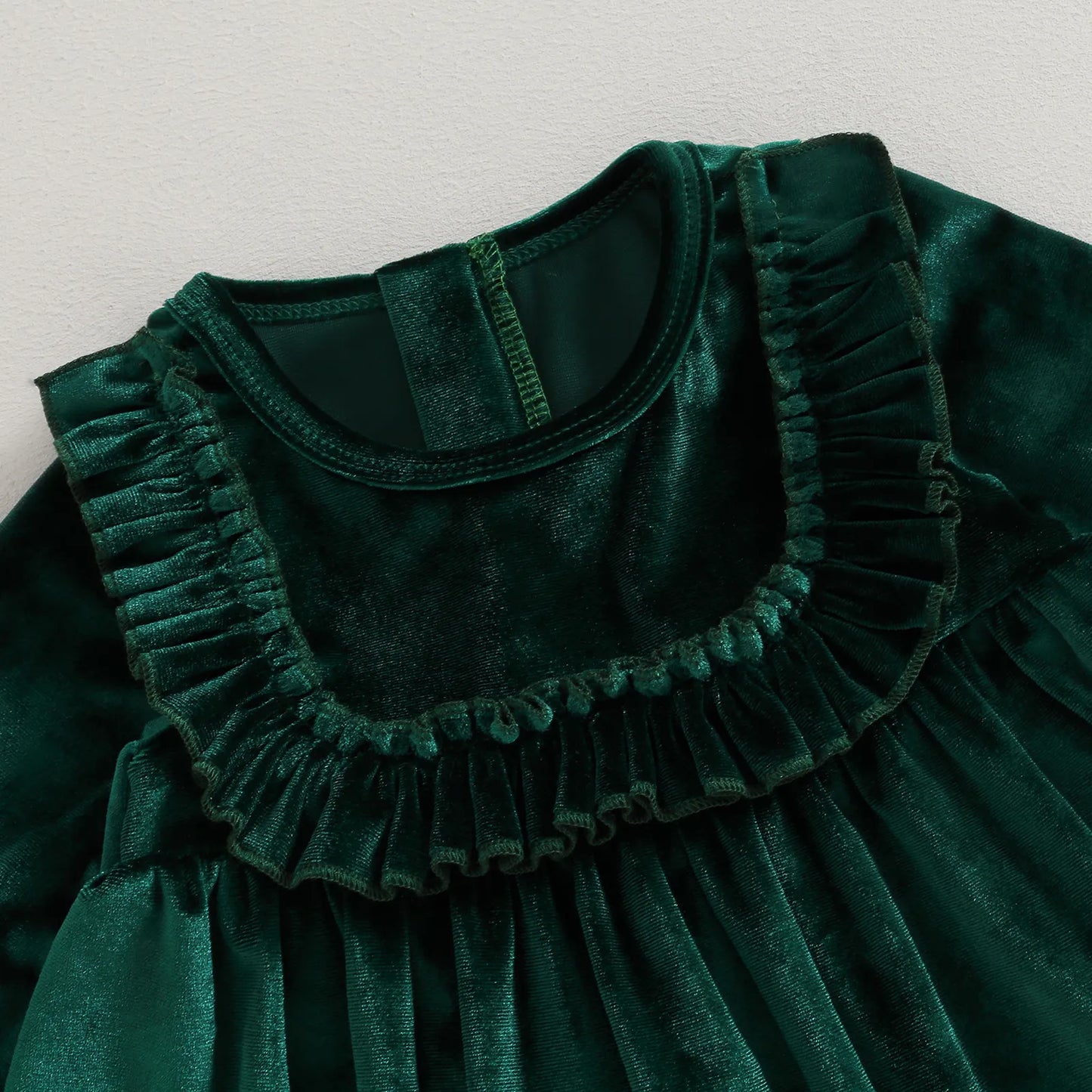 Vestido infantil de terciopelo con volantes