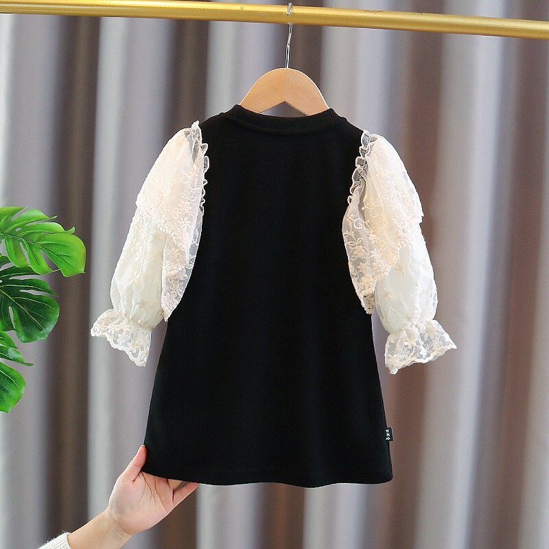 Vestido infantil con oso y encaje.
