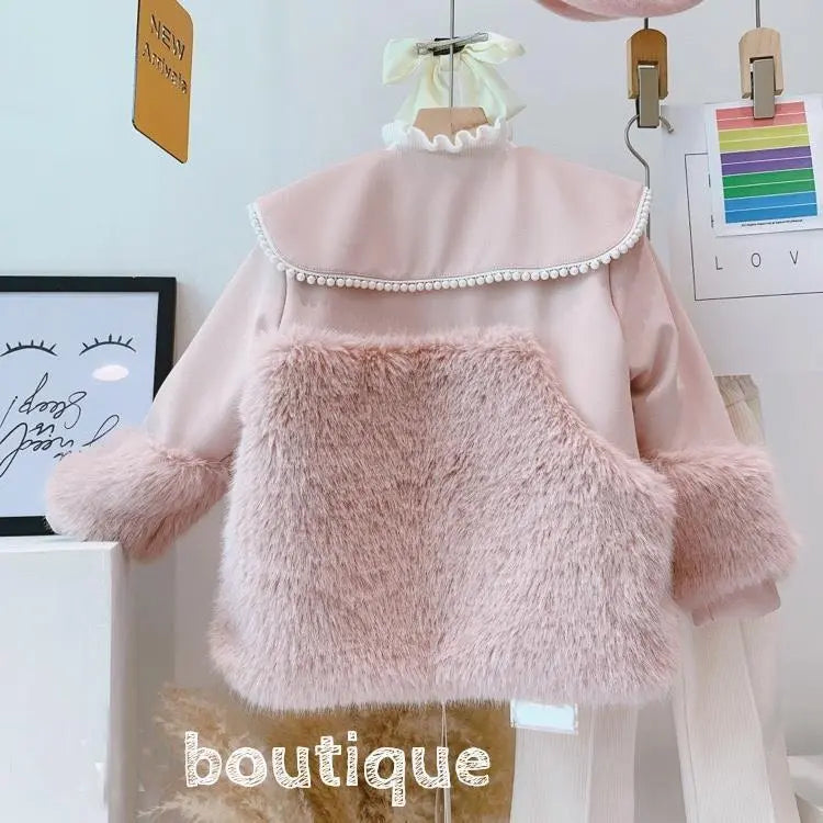 Abrigo infantil con detalles de piel.