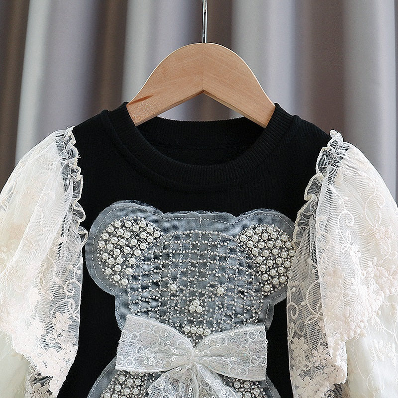 Vestido infantil con oso y encaje.