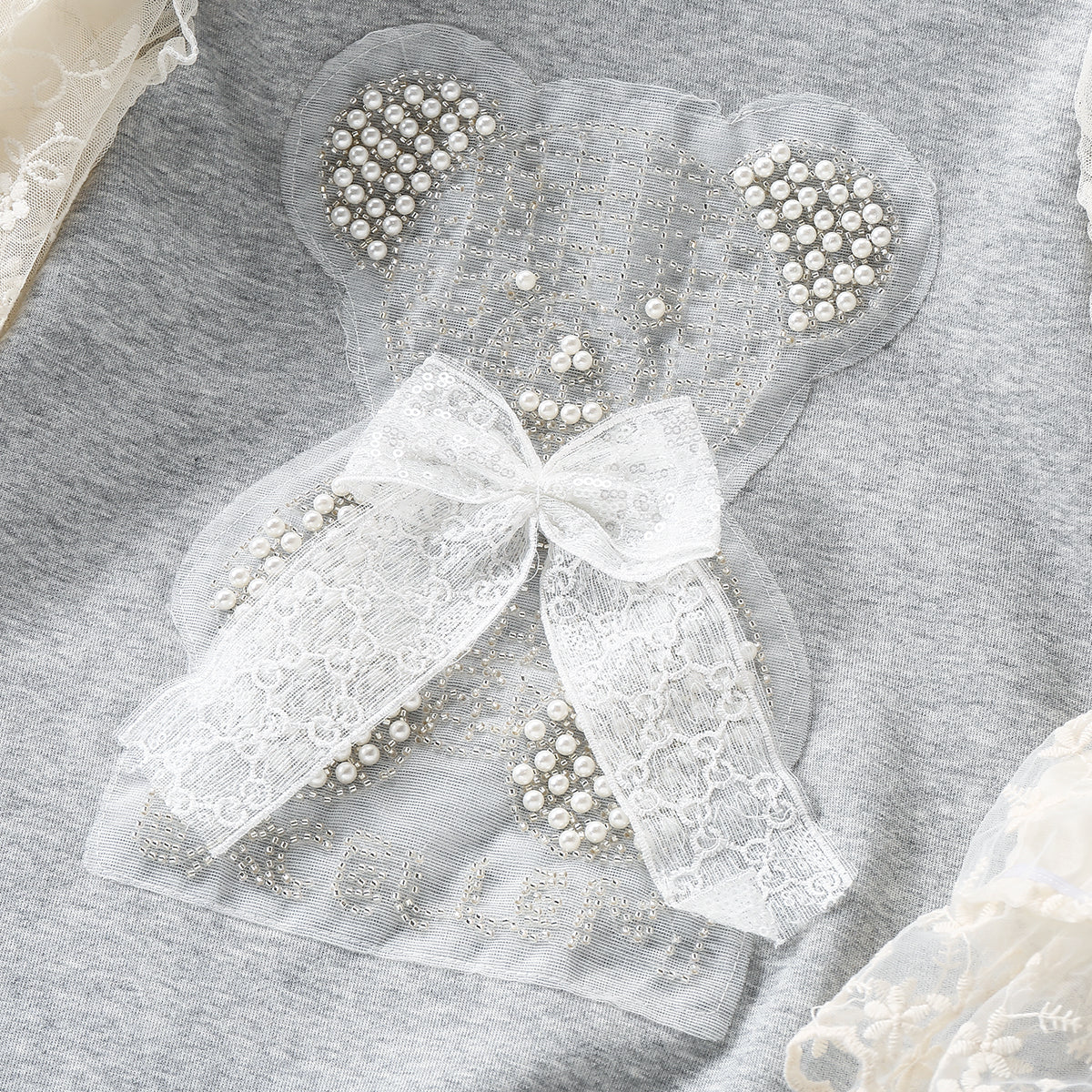 Vestido infantil con oso y encaje.