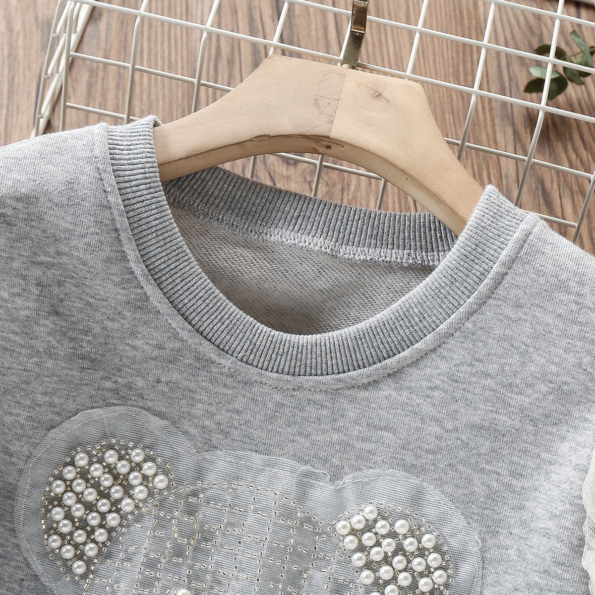 Vestido infantil con oso y encaje.