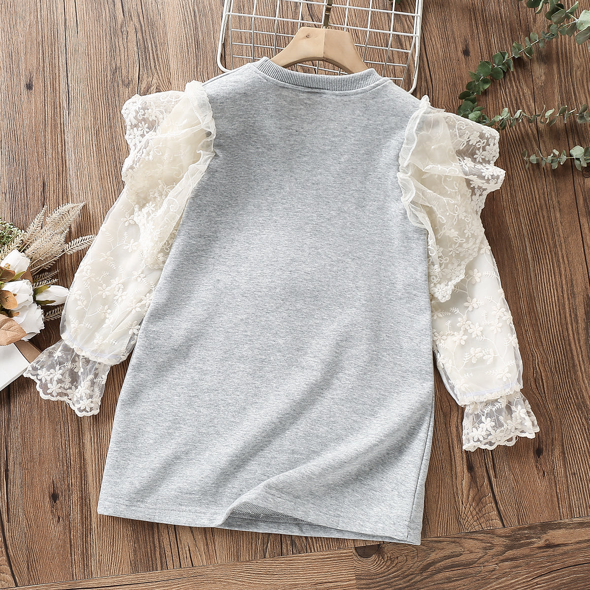 Vestido infantil con oso y encaje.