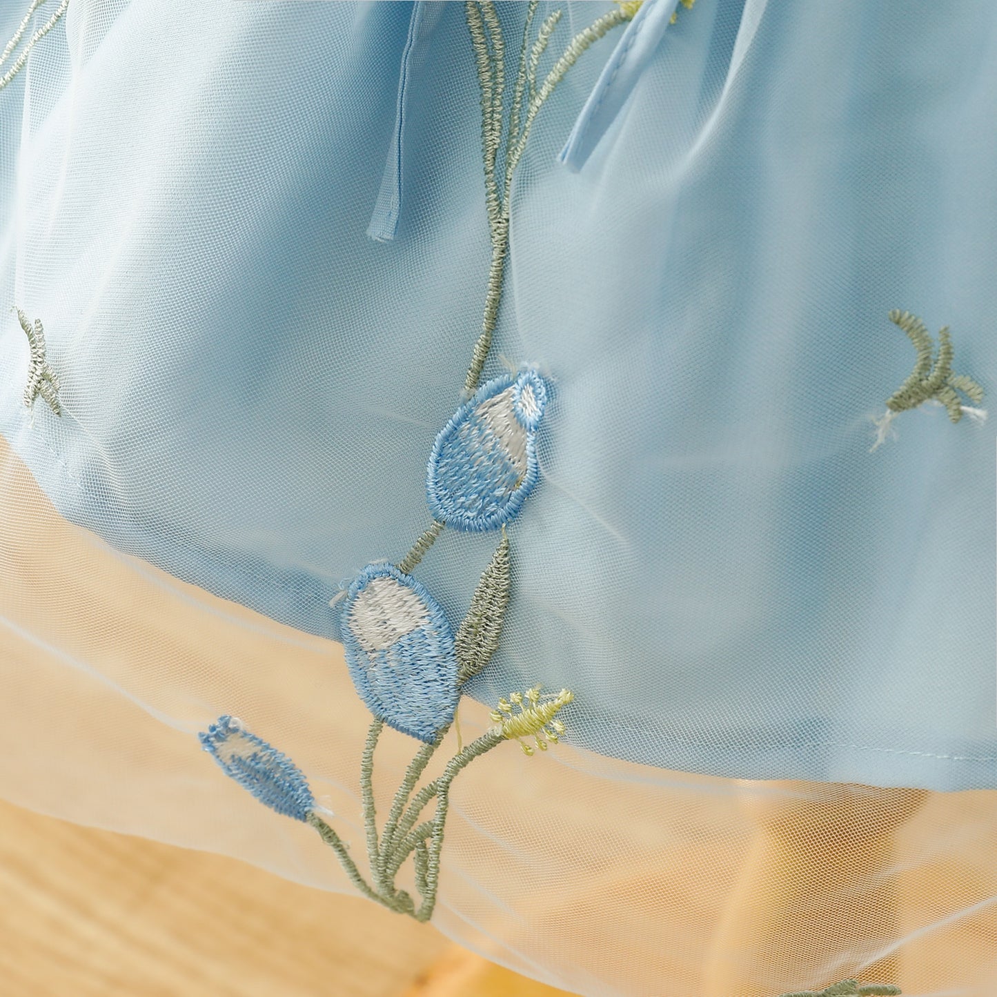 Vestido bordado con alas de mariposa