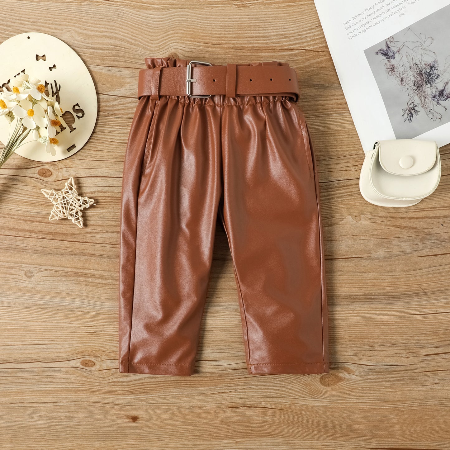 Conjunto infantil con pantalón marrón con cinturón.