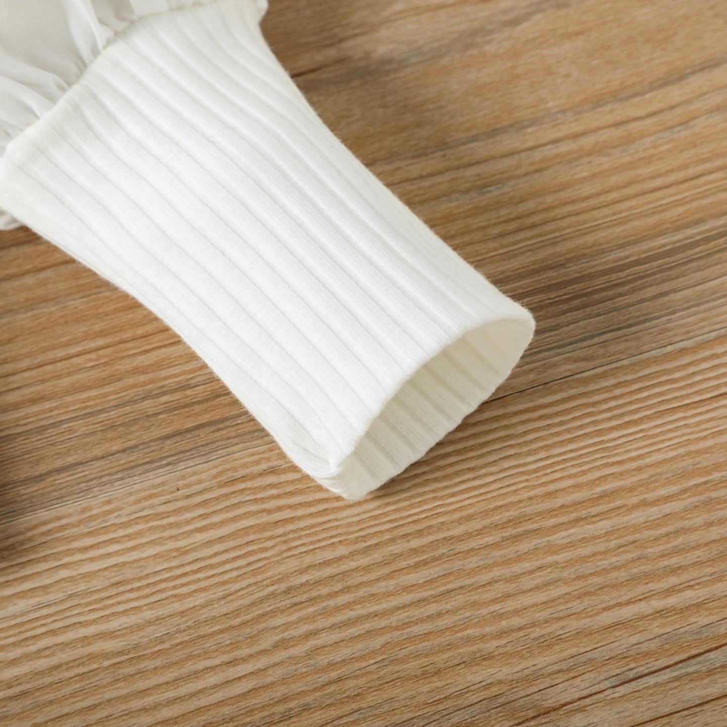 Conjunto infantil con pantalón marrón con cinturón.